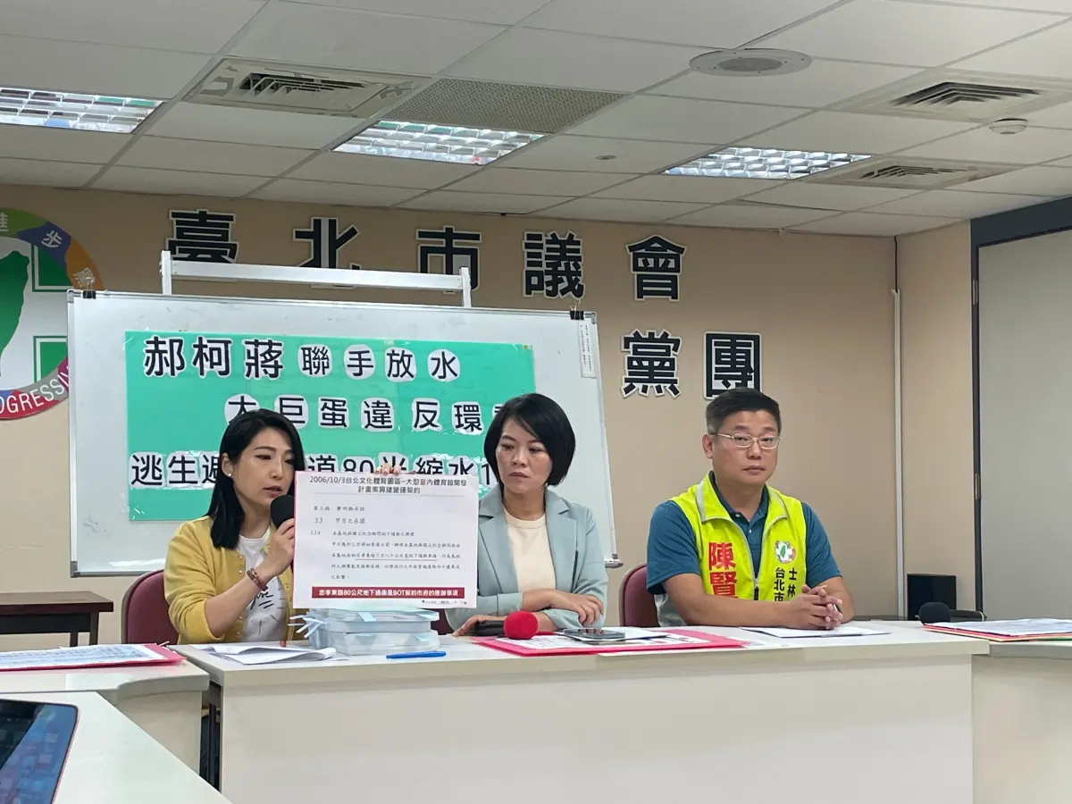 ▲簡舒培、陳賢蔚、鍾珮玲舉行記者會轟藍白三任市長放水大巨蛋。（圖／記者邱新博攝，2023.11.07）