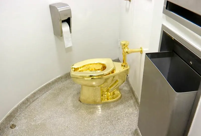 ▲由義大利概念藝術家卡特蘭（Maurizio Cattelan）打造的黃金馬桶，2019年在英國布倫海姆宮展出後遭竊。（圖／美聯社／達志影像）