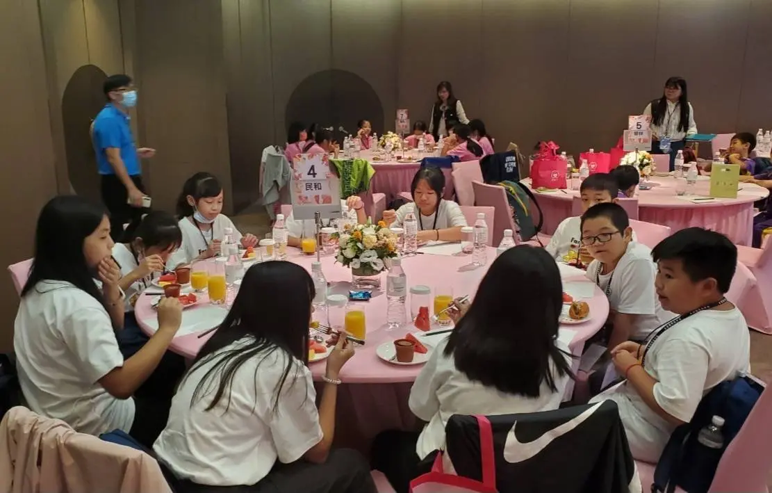 ▲麗彤生醫張麗綺今年延續去年捐助，並邀請小小學弟妹北上品嚐五星級餐廳下午茶（圖／嘉義縣政府提供）