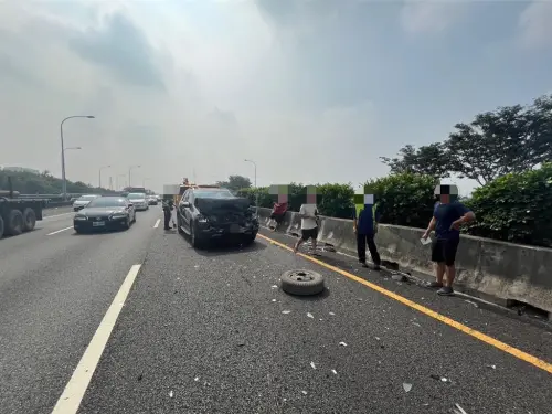 ▲國道1號北向岡山路段，7日上午發生4輛車連環撞事故，3人受傷送醫。（圖／翻攝畫面）