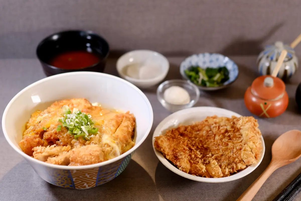 ▲排隊名店「KATSU 鑫」開設全新「安和店」，導入台灣豬肉界的精品品牌「1983神農黑豚」，打造出限定款「1983神農黑豚熟成豬排蓋飯」，尤其主打安和店獨有的「1983神農黑豚極享雙拼套餐」，一次嚐到兩種炸豬排。（圖／記者葉盛耀攝）