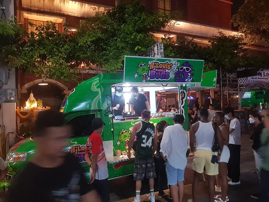 ▲泰國曼谷的考山路在2022年大麻合法化後暴增大量的大麻商店。（圖／翻攝自泰國媒體phuket go）