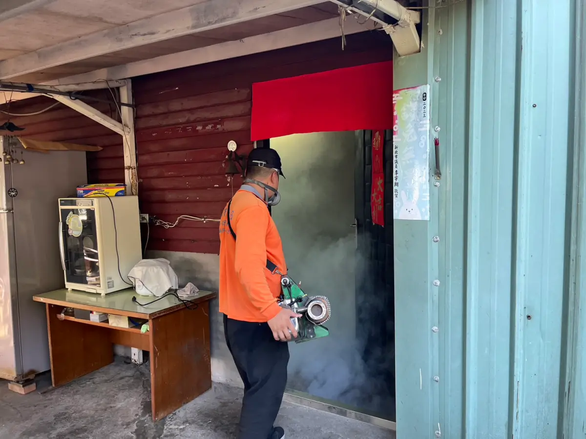 ▲針對本土登革熱疫情，環境清消人員進行區塊防治孳清及化學防治。（圖 ／新北市政府衛生局提供）