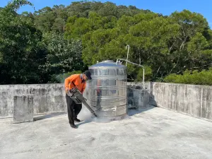 ▲針對本土登革熱疫情，環境清消人員進行區塊防治孳清及化學防治。（圖 ／新北市政府衛生局提供）