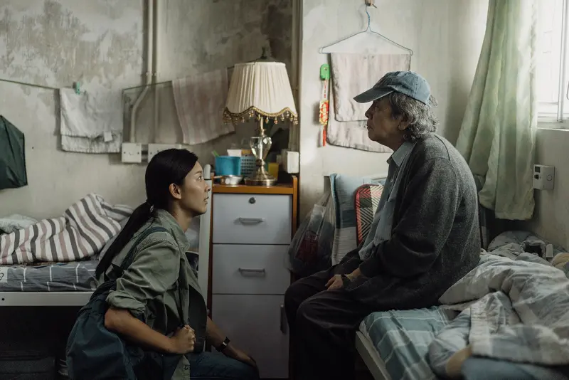 ▲余香凝（左）在《白日之下》中假扮姜大衛家屬，查訪療養院內幕。（圖／双喜）