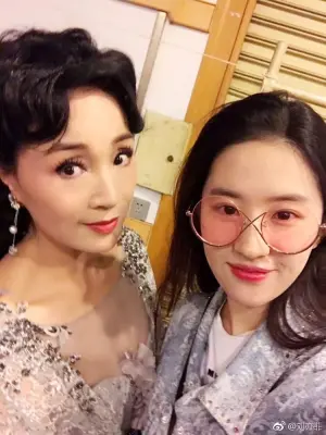 ▲劉亦菲（右）的小姨周雯瓊是80年代電影明星。（圖／翻攝微博）