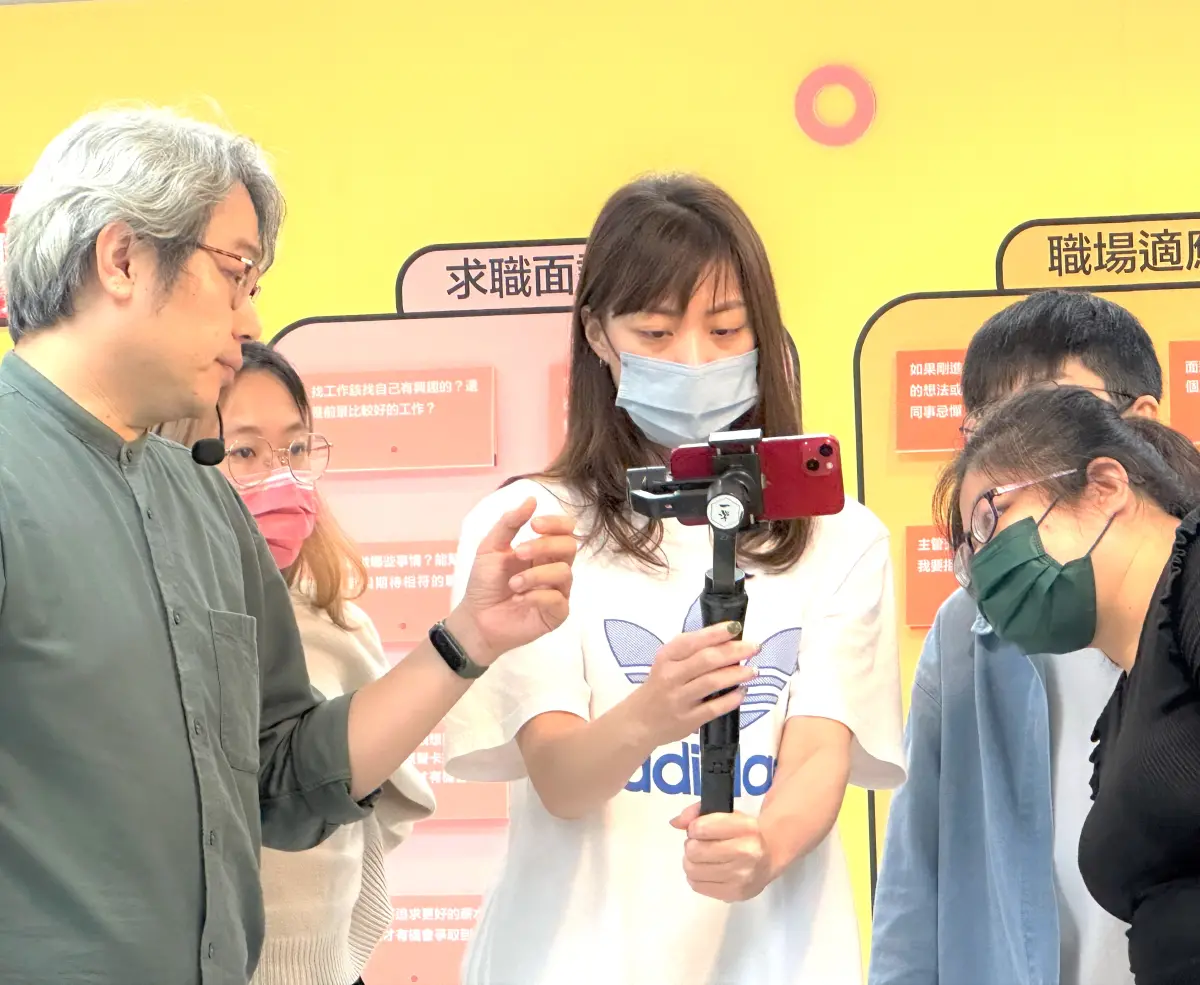 ▲勞動部勞動力發展署高屏澎東分署青年職涯發展中心推職涯諮詢服務，講師進行實作教學講座，拓展青年興趣。(圖／勞動部高屏澎東分署提供)