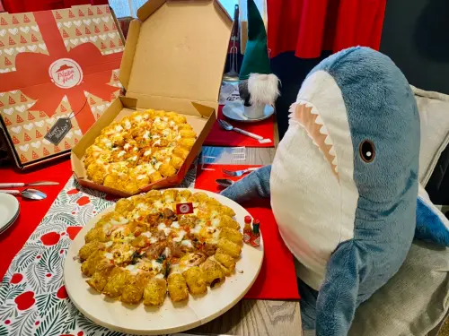 ▲IKEA人氣明星鯊鯊也開吃「炙烤大蝦嫩牛披薩」。（圖／IKEA提供）