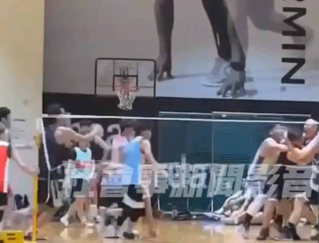 ▲台南一中體育館爆衝突！昨（6）日晚間近11時，台南市警局一分局獲報，台南一中體育館發生多人鬥毆，還有人亮出西瓜刀，警方獲報立即派員趕赴現場。（圖／翻攝社會事影音）