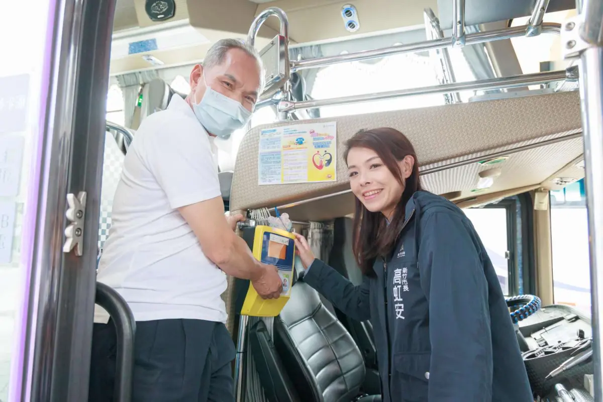 ▲高虹安今天宣布，11月8日起竹市敬老卡及愛心卡也可搭乘國道客運，讓長輩與身障朋友一卡在手，在地樂活、生活更便利！（圖／新竹市政府提供）