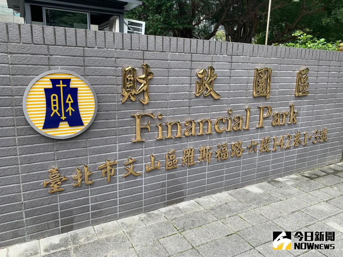 ▲財政部統一發票兌獎APP於今（1）日全新改版，不過，晚間開始就有大量民眾反映，APP無法登入，對此，財政部財政資訊中心表示，目前使用者多，部分人進不去，正在擴大資源中。（圖／記者顏真真攝）