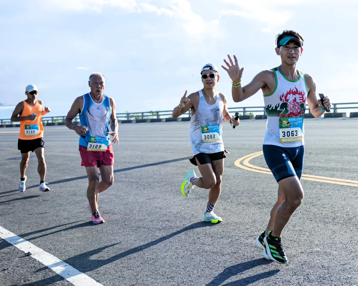 ▲知本溫泉公益馬拉松新增南迴沿海路段，群山環繞及汪洋伴隨，讓跑者能夠充分享受大自然的美。官方提供