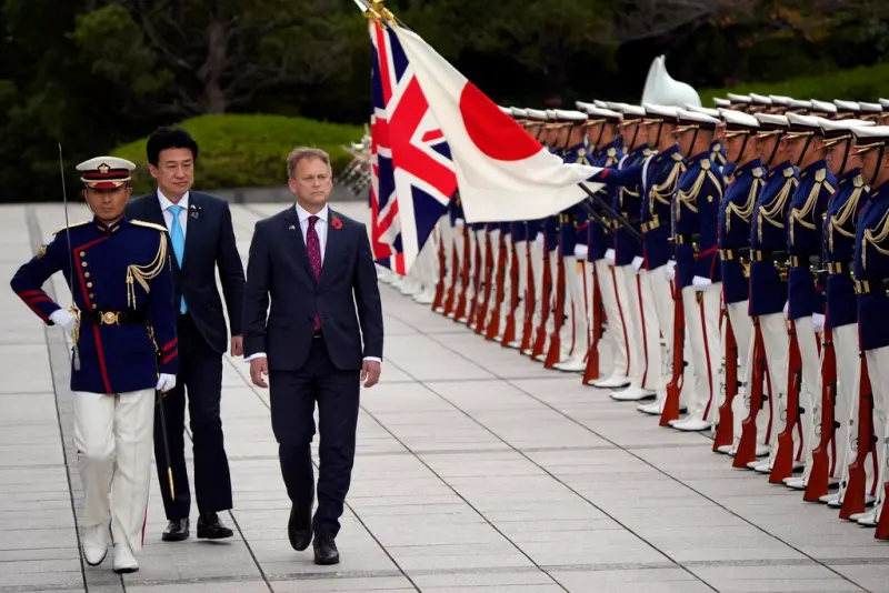 ▲英國國防大臣夏普斯（左3）近日訪問日本，與防衛大臣木原稔（左2）進行一系列會談，以深化雙邊安全防衛合作，兩人7日並與英日外長舉行2+2對話。（圖／美聯社／達志影像）
