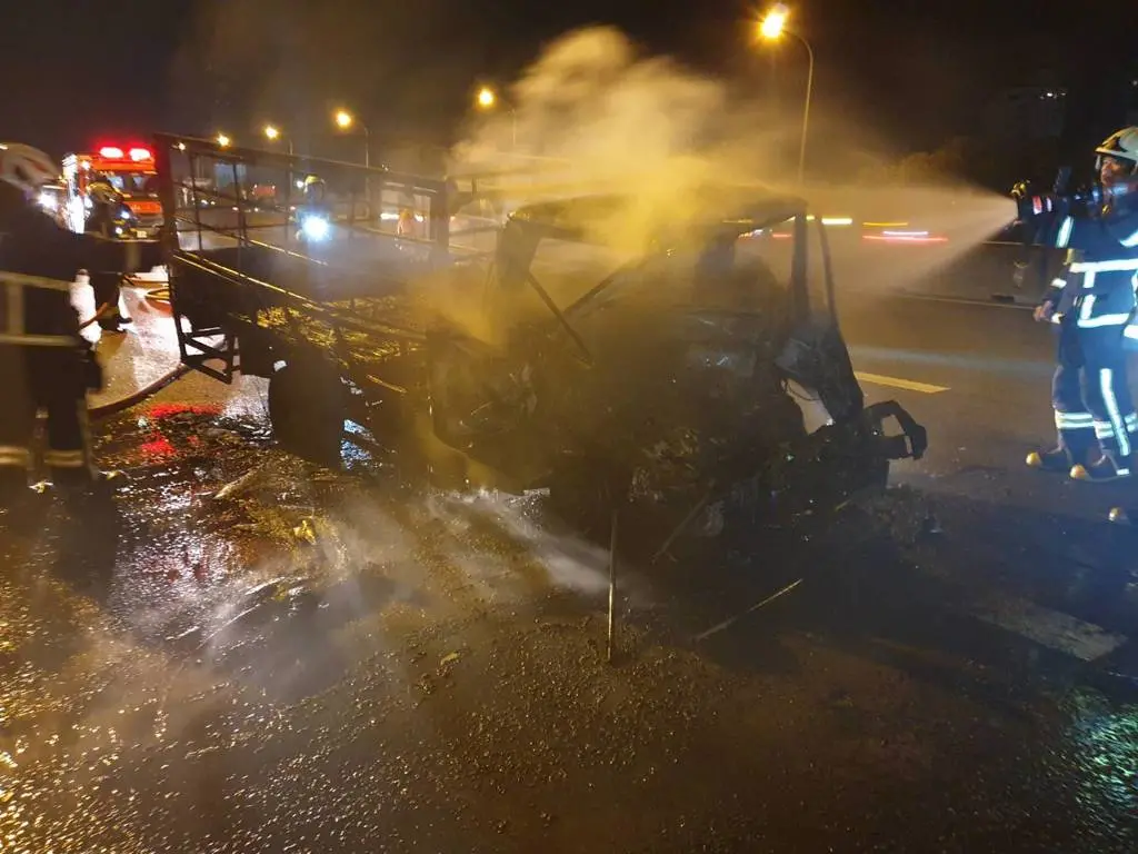 ▲國1南向深夜火燒車！小貨車駕駛受困車內被燒死。（圖／翻攝畫面）