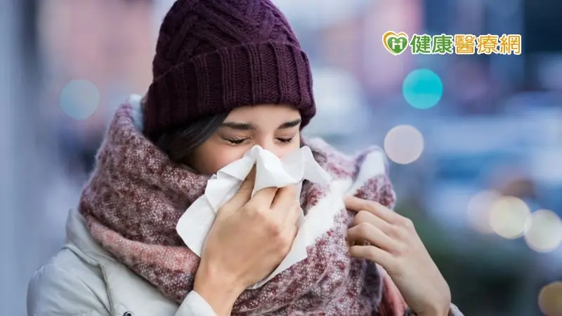 ▲維生素D可預防流感？冬天流感流行是因維生素D不足？　研究：並無相關