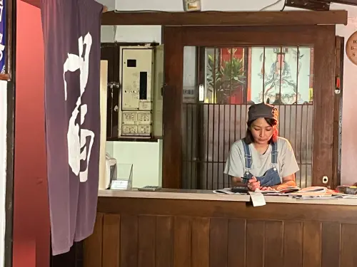 ▲林曉培推出新歌〈時光的劇場〉，在MV中扮演澡堂阿姨。（圖／杰思國際娛樂提供）