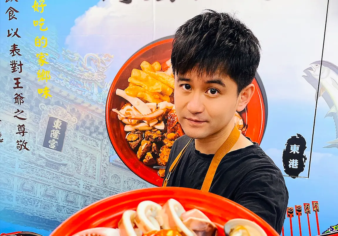 ▲吳俊宏花300萬開小吃店，為了拜師學藝，天天早出晚歸，有4個月的時間都睡地板。（圖／豪記唱片提供）