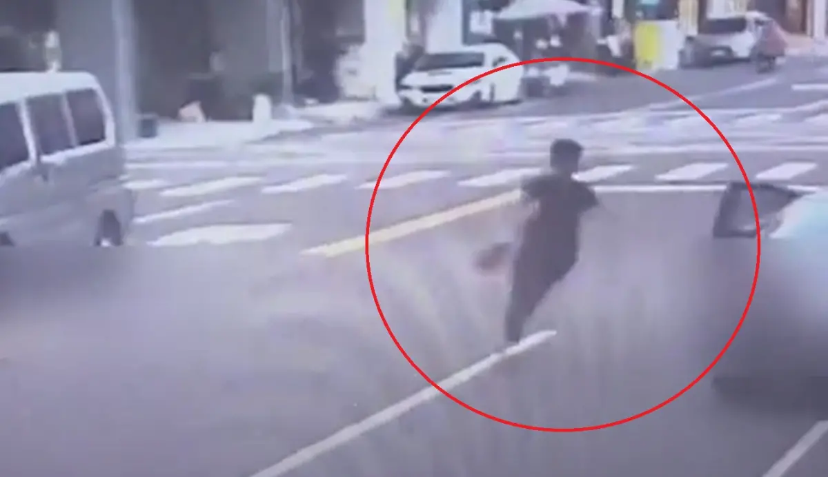 ▲8日上午，高雄市新興區中正三路，發生一起汽車肇事逃逸，男子逆向撞3車又落跑，肇事車沒拉手煞車撞電桿。（圖／翻攝畫面）