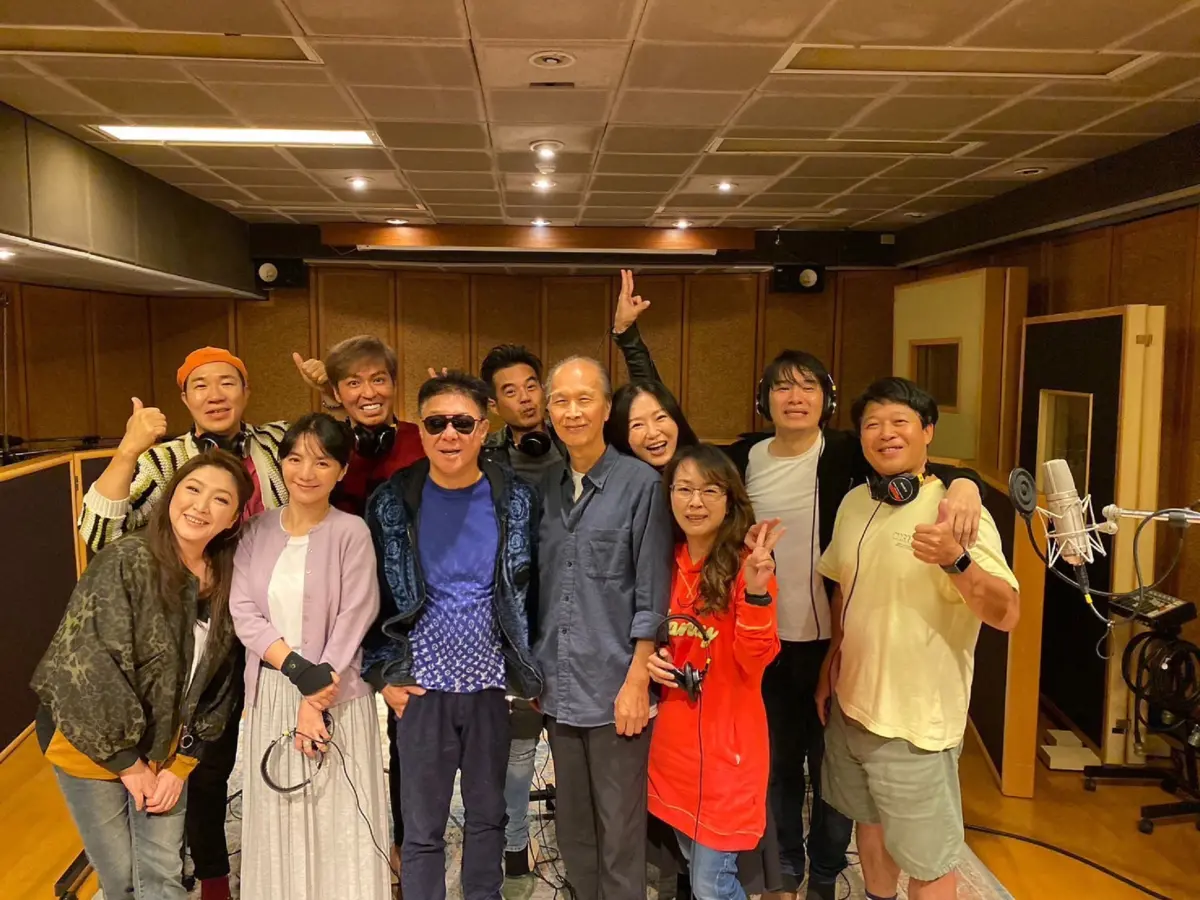 ▲姜育恆（前排左三）將於台北小巨蛋開唱，嘉賓高達15位，左起吳珮瑜、劉爾金、王思涵、王海輪、姜育恆、沈依智、李子恆、李之勤、憂憂、張洛君、湯俊沛。（圖／開麗娛樂提供）