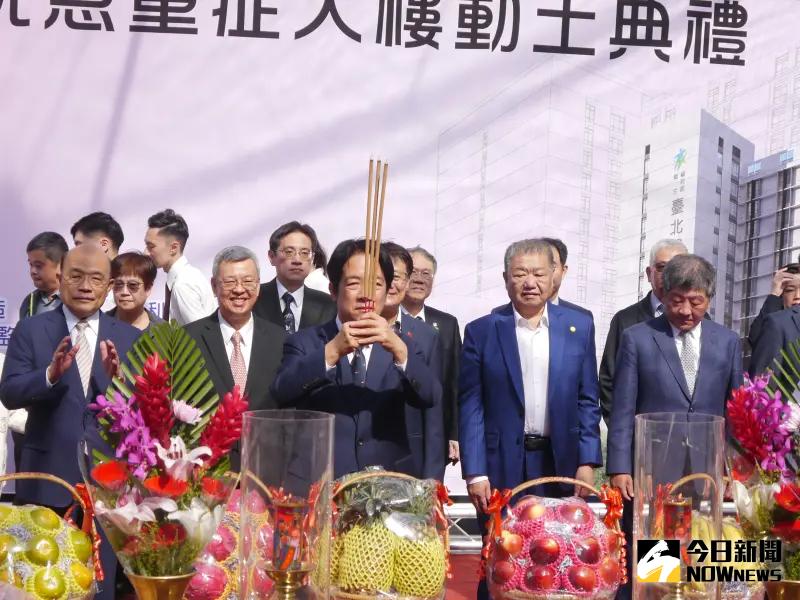 ▲賴清德擔任主祭，與出席來賓共同衛生福利部臺北醫院急重症大樓興建動土典禮祈福。（圖 ／記者吳嘉億攝，2023.11.8）