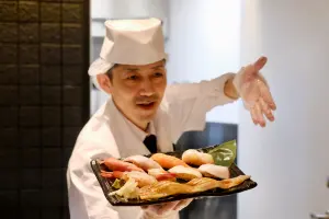 ▲若櫻壽司內的餐點，主打現點由師傅現做，且採人工點餐提供桌邊服務。（圖／記者葉盛耀攝）