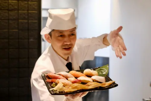 ▲若櫻壽司內的餐點,主打現點由師傅現做,且採人工點餐提供桌邊服務。(圖/記者葉盛耀攝) ▲若櫻壽司內的餐點,主打現點由師傅現做,且採人工點餐提供桌邊服務。(圖/記者葉盛耀攝)