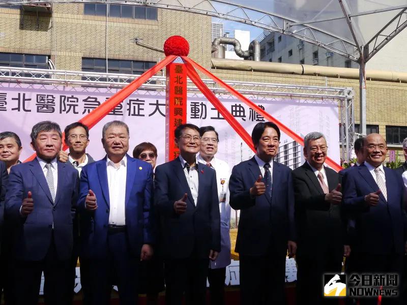 ▲賴清德、蘇貞昌、陳建仁、陳時中、王必勝、陳純敬、蔣根煌等來賓在動土典禮後合影。（圖 ／記者吳嘉億攝，2023.11.8）