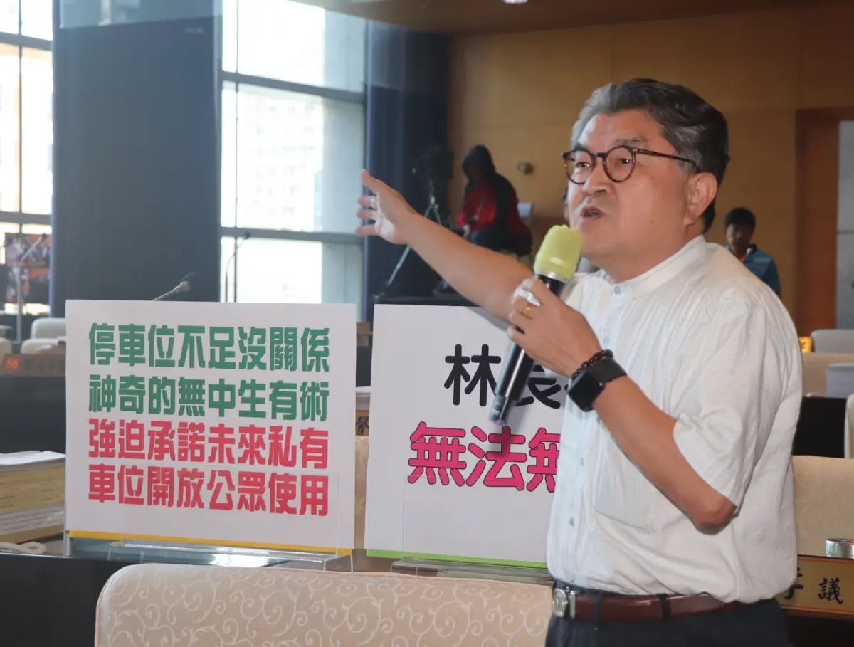 ▲議員李中重批前交通局長林良泰拿著雞毛當令箭，威脅開發商一定要做於法無據的「共享停車位」，簡直就是無法無天(圖／柳榮俊攝2023.11.8)