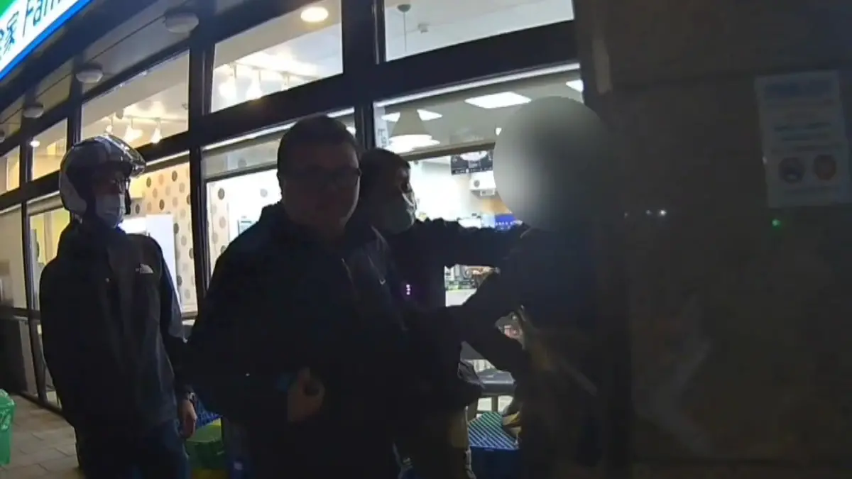 ▲陳姓車手依約現身，見到滿滿一袋都是玩具鈔，當場氣得破口大罵被害人，卻不知自己已經遭便衣員警包圍。（圖／記者李春台翻攝）