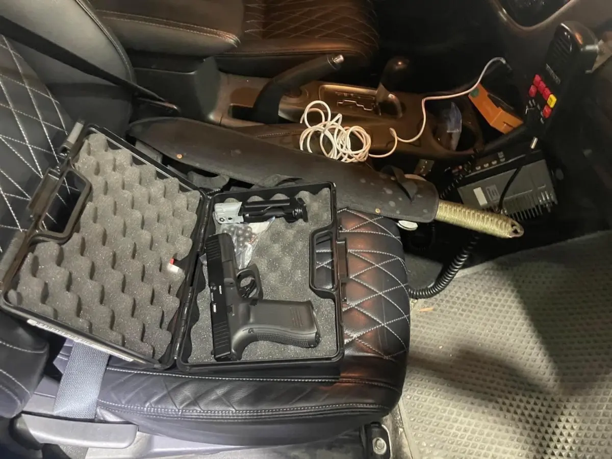 ▲警方逮捕持槍恐嚇新北市議員邱婷蔚及其助理的男子，警車內放置起獲的槍枝及開山刀。（圖 ／新北市議員邱婷蔚提供）