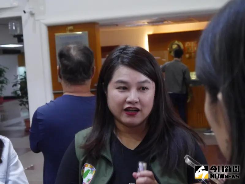 ▲新北市議員邱婷蔚揭露日前與助理因行車糾紛遭對方亮槍恐嚇的情事。（圖 ／記者吳嘉億攝，2023.11.8）