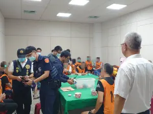 閒置廠房進出複雜遭警鎖定 台南警破賭窟逮38人送辦