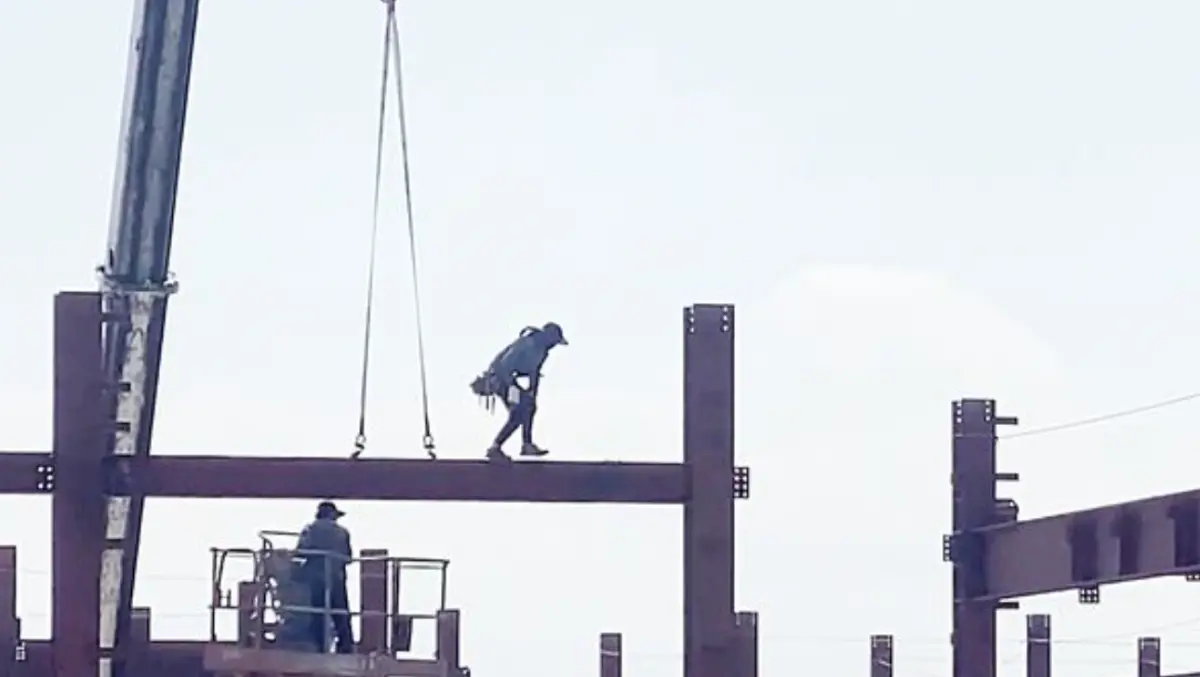 ▲桃園大園許厝港路上一處佔地上千坪倉儲工地，不僅未經過市府建管單位審查，也沒有申請建築執照下，竟擅自施工搭建五層樓高鋼梁，且工地工人在沒有任何安全繩索的安全防護下，宛如特技表演般在高空上「走鋼索」。（圖／翻攝記者爆料網）