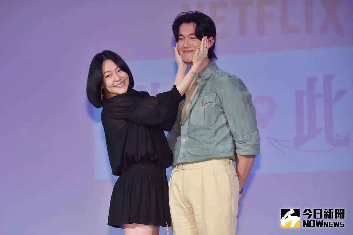 ▲小S（左）在《此時此刻》與吳慷仁上演禁忌婚外情，她透露姊姊大S看完後的反應；婆婆也給她9字評價。（圖／記者陳明安攝）