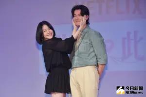 ▲小S(左)在《此時此刻》與吳慷仁上演禁忌婚外情。(圖/記者陳明安攝) ▲小S(左)在《此時此刻》與吳慷仁上演禁忌婚外情。(圖/記者陳明安攝)