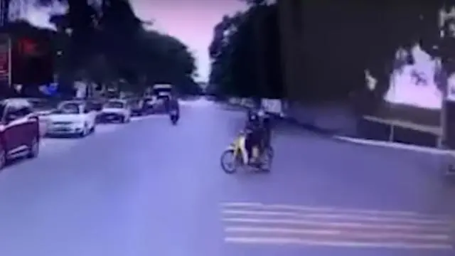 ▲ 越南發生一起死亡車禍，有2名學生騎著機車橫越路口遭撞飛。（圖／翻攝自VietnamPlus TV）