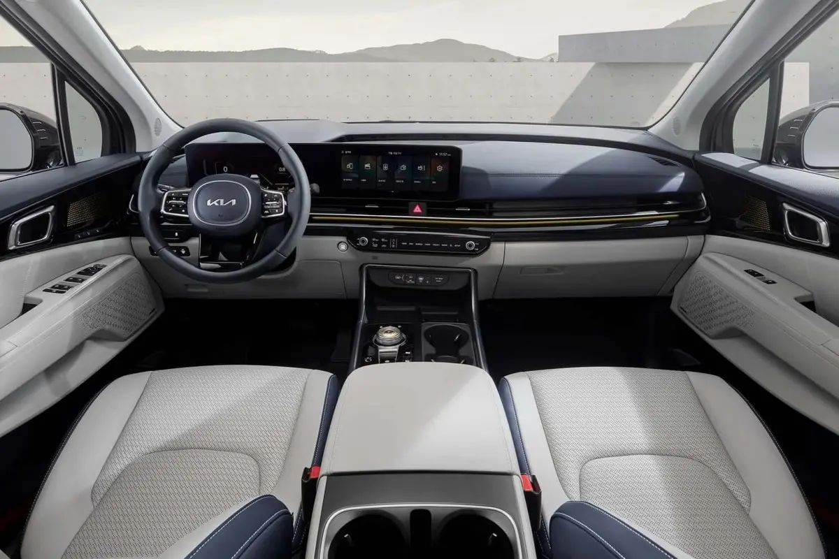 ▲ 雙色內裝搭載一體式雙螢幕 Kia Carnival小改款呈現高貴質感 