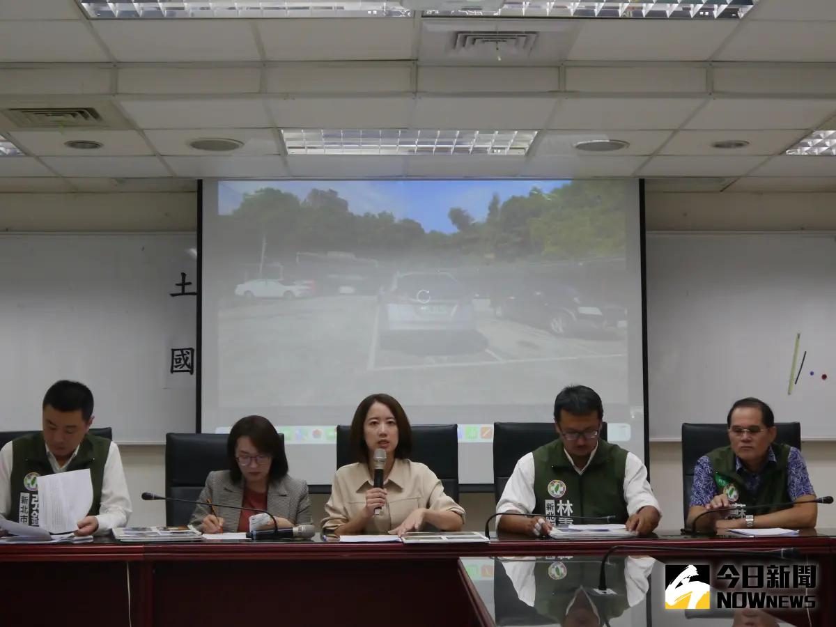 ▲民進黨新北市議員張錦豪(左起)、顏蔚慈、戴瑋姍、林秉宥、蘇錦雄召開記者會批廖先翔家族再爆侵佔國有地經營停車場，儼然是「地方土皇帝」。（圖 ／記者吳嘉億攝，2023.11.8）