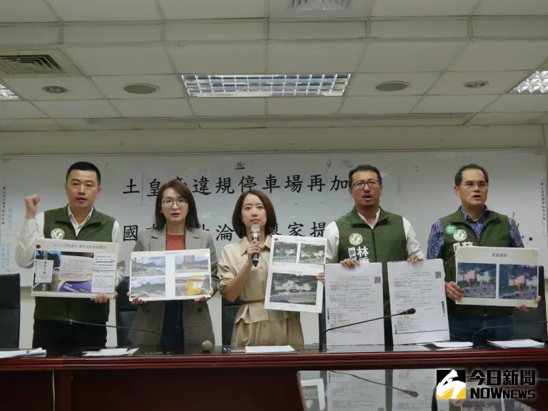 ▲民進黨新北市議員張錦豪(左起)、顏蔚慈、戴瑋姍、林秉宥、蘇錦雄召開記者會批廖先翔家族再爆侵佔國有地經營停車場，儼然是「地方土皇帝」。（圖 ／記者吳嘉億攝，2023.11.8）