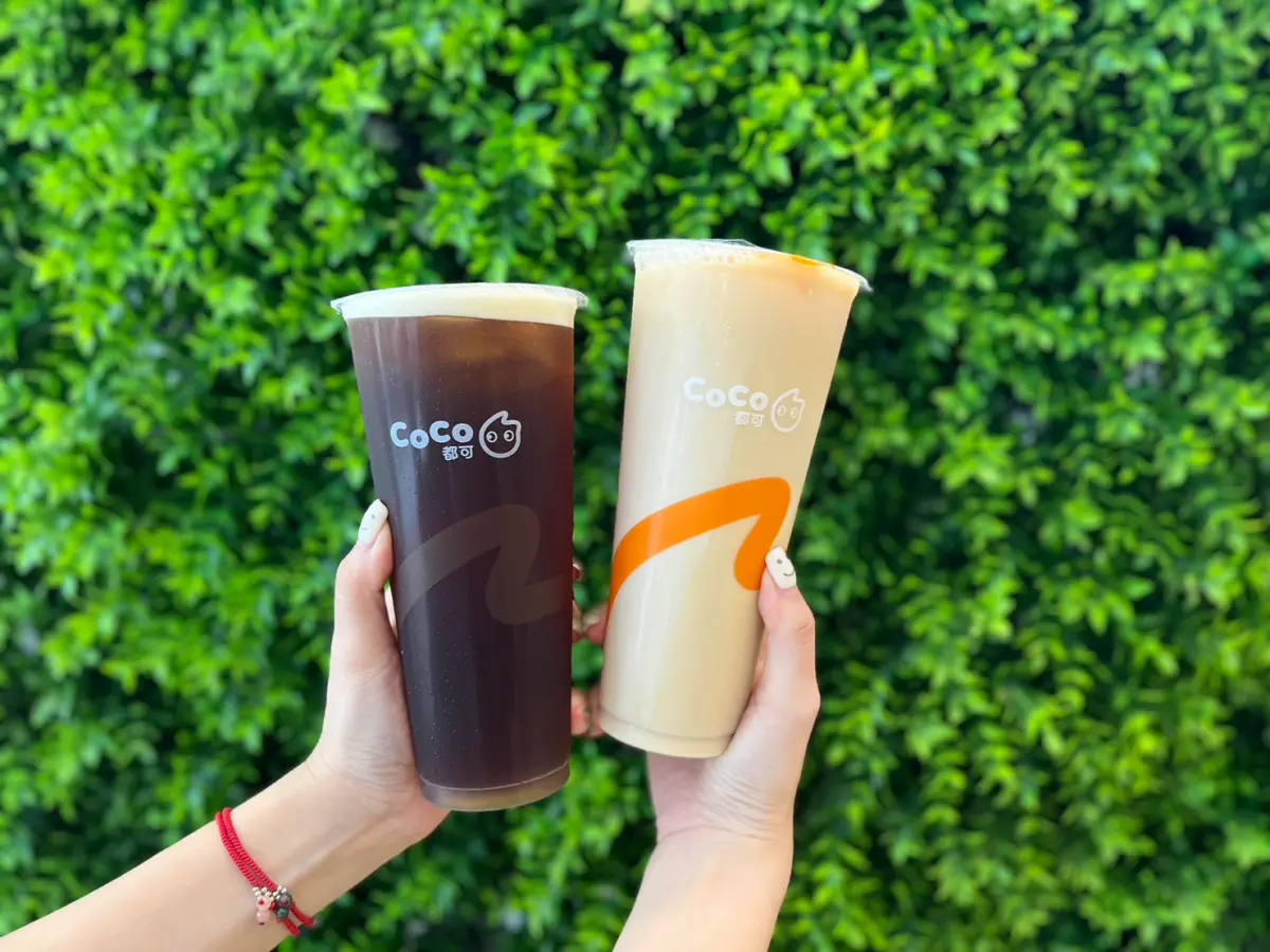 ▲CoCo「鹿兒島焙茶」系列回歸啦！全新推出日式「黑糖蕨餅」口感軟中帶Q，咬下去是淡淡高雅的黑糖甜香味，搭配帶有獨特焙火香氣的鹿兒島焙茶，讓人想一吸再吸停不下來！。（圖／品牌提供）