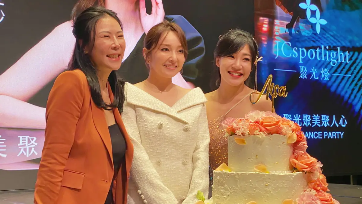 ▲日籍藝人千田愛紗現身高雄為代言保養品宣傳，現場上百名正妹姊妹好友為她準備蛋糕慶祝41歲生日。（圖／記者陳美嘉翻攝）