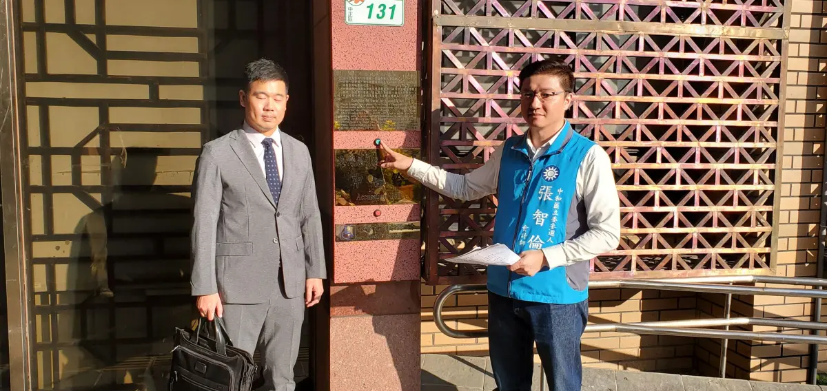 ▲國民黨立委參選人張智倫（右）8日下午赴北檢，對吳崢按鈴提告涉嫌誹謗（圖／讀者提供，2023.11.08）