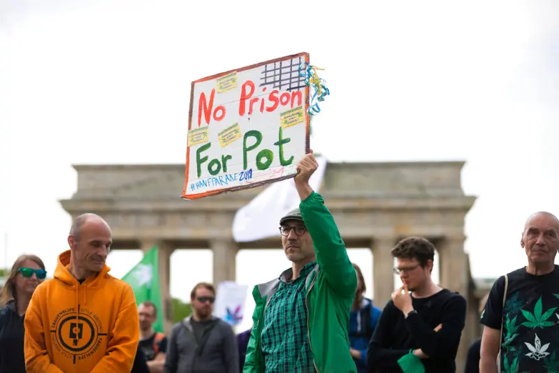 ▲德國民眾在柏林的大麻合法化示威集會上高舉標語，上面寫著「大麻不需要監獄」。（圖／美聯社／達志影像）