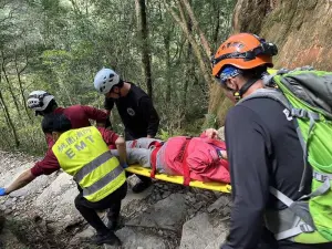 桃園拉拉山再傳登山意外！79歲婦人跌倒頭部濺血　警消緊急送醫
