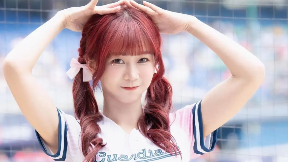 ▲富邦啦啦隊成員「紅髮安娜」近日曬出青蛙綠的超辣泳裝，而且還把畫面拉超近，讓不少球迷為之震撼，「我感冒都好了！」（圖／安娜IG）