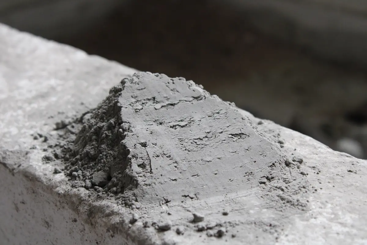 ▲台北市士林區一處工地今（8）日上午11時許，發生水泥灌漿爆模意外。（圖／翻攝畫面）