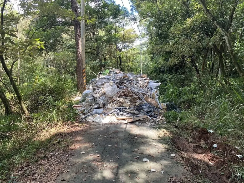 ▲苗栗縣三義鄉西湖村綠色隧道附近1條產業道路，日前遭濫倒事業廢棄物阻斷通行。（圖／翻攝畫面）