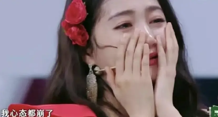 ▲關曉彤生日被整嚇哭，遭害摔爛假4億元光碟，讓網友對節目組很不爽。（圖／翻攝《王牌對王牌》）