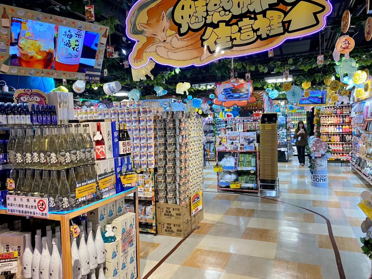 ▲「DON DON DONKI」台中店今（9）日將開幕，眾多商品中不但有台中獨家限定，更有優惠促銷商品，以及超划算必帶貨，8大必買商品一次整理。（圖／記者葉盛耀攝）