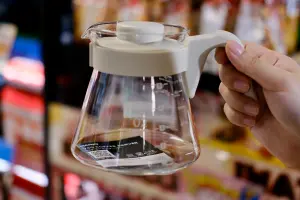 ▲V60好握02奶茶色咖啡壺，是台中店限定獨有的顏色。（圖／記者葉盛耀攝）